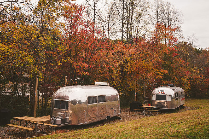 emberglow-in-the-fall-glamping-vintage-campers-800px